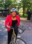 La Garde des Sceaux, Christiane Taubira, quitte le Sénat à vélo à l'issue de la séance des questions d'actualité au Sénat, jeudi 25 avril 2013
